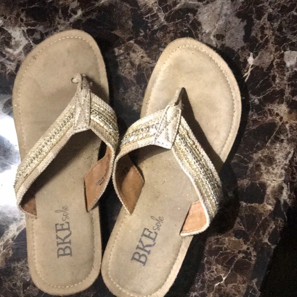 Buckle BKE Flip Flops - Picture 1 of 2